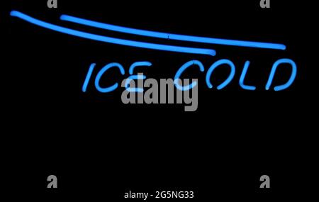 Ice Cold Vintage Blue Neon Schild Stockfoto