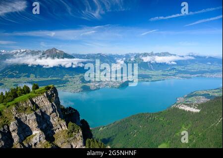 Blick von Niederhorn über den Thunersee mit Spiez, Niesen und Thun Stockfoto