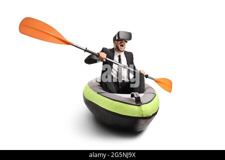 Geschäftsmann in einem Kajak paddeln und tragen VR-Headset isoliert auf weißem Hintergrund Stockfoto