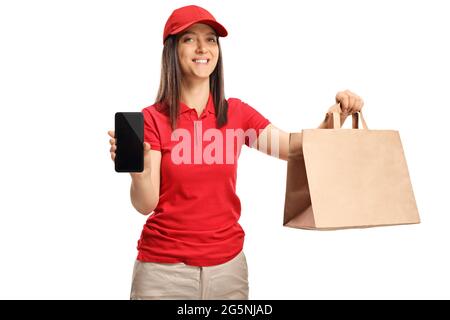 Junge, entliehbare Arbeitnehmerin mit einer Papiertüte und einem auf weißem Hintergrund isolierten Mobiltelefon Stockfoto