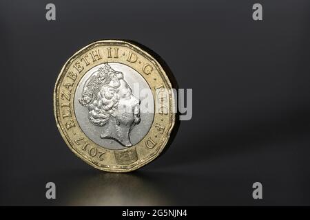 Britische 1-Pfund-Münze Makro-Foto mit Kopierer Platz. Dunkler Hintergrund mit dramatischen Schatten. Stockfoto
