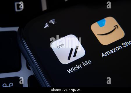 Smartphone mit Wickr Me- und Amazon-Apps auf der Laptop-Tastatur. Konzept für Unternehmenskauf. Stafford, Großbritannien, 29. Juli 2021.