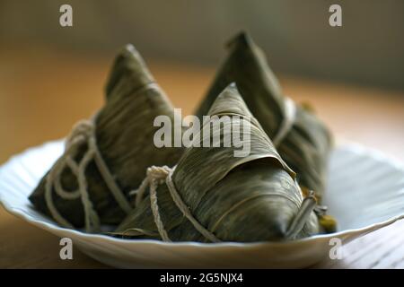 Nahaufnahme von Zongzi, Reisknödel für das traditionelle Drachenbootfest. Stockfoto