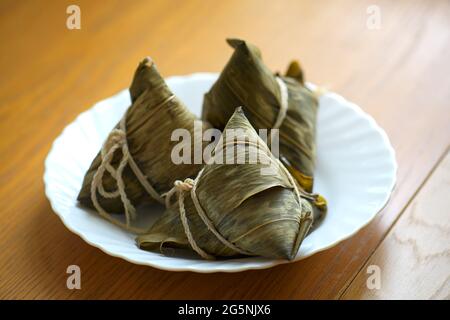 Nahaufnahme von Zongzi, Reisknödel für das traditionelle Drachenbootfest. Stockfoto