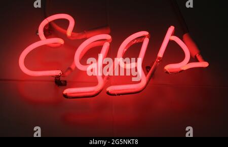 Neon Eggs Schild am Market Building Stockfoto