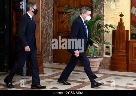 Rom, Italien. Juni 2021. Der italienische Premierminister Mario Draghi (R) und der US-Außenminister Anthony Blinken (L) werden bei einem Treffen im Palazzo Chigi in Rom gesehen. (Foto von Riccardo Antimiani/POOL/SOPA Images/Sipa USA) Quelle: SIPA USA/Alamy Live News Stockfoto