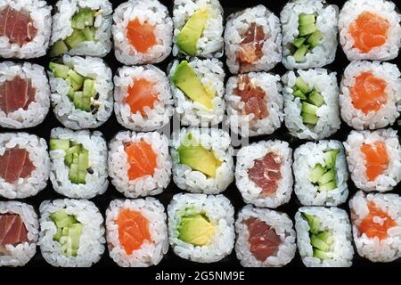Set Sushi-Rolle. Verschiedene Arten von Binsen aus der Nähe. Stockfoto