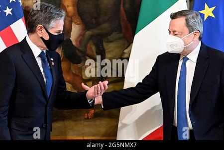 Rom, Italien. Juni 2021. Der italienische Premierminister Mario Draghi (R) und der US-Außenminister Anthony Blinken (L) werden bei einem Treffen im Palazzo Chigi in Rom gesehen. Kredit: SOPA Images Limited/Alamy Live Nachrichten Stockfoto