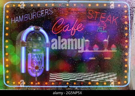 Neon-Schilder Cafe Photo Regenfenster Aus Verbundmaterial Stockfoto