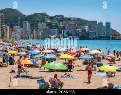 Benidorm, Spanien, 09. Juni 2021: Benidorm Strand Mittelmeer von Spanien Stockfoto