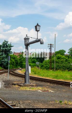 Wasserkran zum Befüllen von Dampflokomotiven am Vorstadtbahnhof Zittau - einer der letzten Schmalspurbahnhöfe in Germ Stockfoto