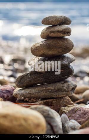 Steinstapel, Steine im Gleichgewicht am Strand. Nahaufnahme Stockfoto