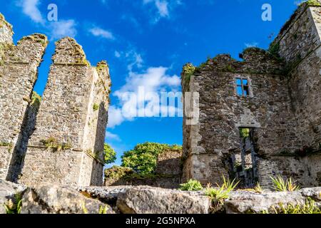 Die Burgruine in Manorhamilton, errichtet 1634 von Sir Frederick Hamilton - County Leitrim, Irland. Stockfoto