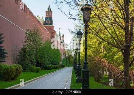 Spaziergang unter den Mauern des Moskauer Kremls im Alexander-Garten an einem Frühlingstag. Die Architektur der Hauptstadt Russlands. Stockfoto