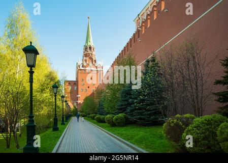 Spaziergang unter den Mauern des Moskauer Kremls im Alexander-Garten an einem Frühlingstag. Die Architektur der Hauptstadt Russlands. Stockfoto