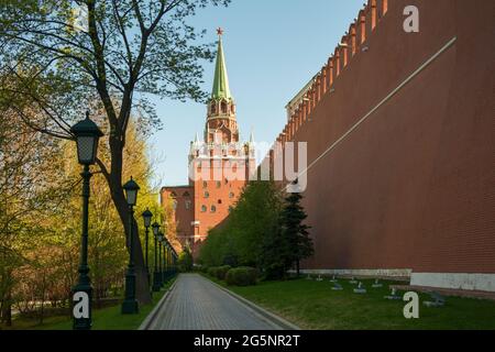 Spaziergang unter den Mauern des Moskauer Kremls im Alexander-Garten an einem Frühlingstag. Die Architektur der Hauptstadt Russlands. Stockfoto