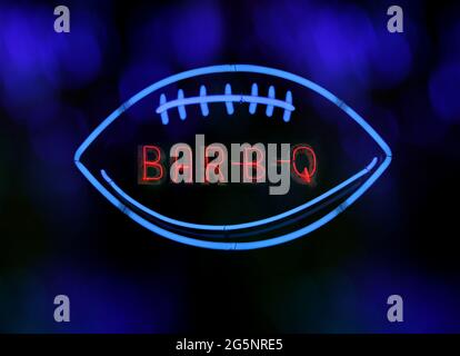 Neon Bar B Q Barbecue Schild Fußball, Neon Composite Image. Fußballform, die aus Elementen aus mehreren Bildern erstellt wurde Stockfoto