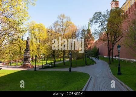 Spaziergang unter den Mauern des Moskauer Kremls im Alexander-Garten an einem Frühlingstag. Die Architektur der Hauptstadt Russlands. Stockfoto