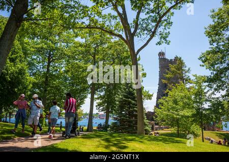 Alexandria Bay, NY/USA - 19. Juni 2021: Touristen erkunden Boldt Castle, ein wichtiges Wahrzeichen und Touristenattraktion, das sich auf der Thousand Island befindet Stockfoto