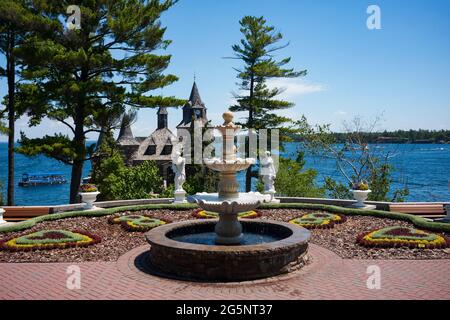 Alexandria Bay, NY/USA - 19. Juni 2021: Touristen erkunden Boldt Castle, ein wichtiges Wahrzeichen und Touristenattraktion, das sich auf der Thousand Island befindet Stockfoto
