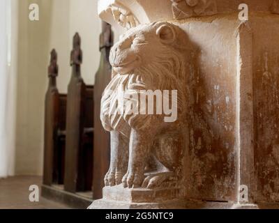 Detail der Bruisyard Kirche Schrift zeigt sitzende geschnitzte Löwen Stockfoto