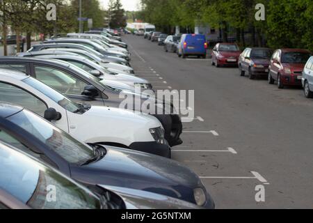 Parken zu Hause. Autos stehen in einer Reihe. Transport im Hof. Parkplatz in der Wohngegend. Stockfoto