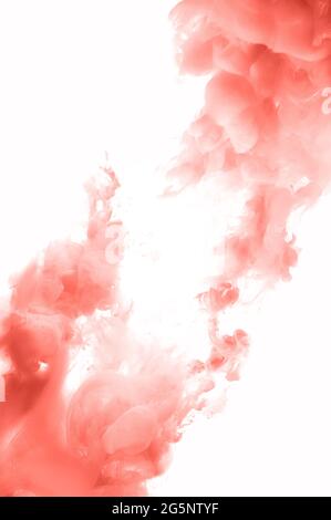 Coral Farbspritzer abstrct Hintergrund. Studio shot mit nahtloser Aquarell Strudel im Wasser Stockfoto