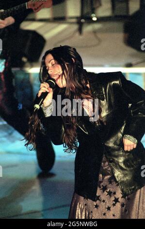 Sanremo Milano Italien, 24/02/1996 :The Singer Alanis Morissette während des Soundcheck vor dem Konzert Stockfoto