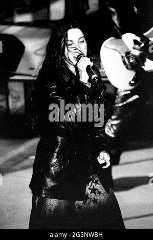 Sanremo Milano Italien, 24/02/1996 :The Singer Alanis Morissette während des Soundcheck vor dem Konzert Stockfoto