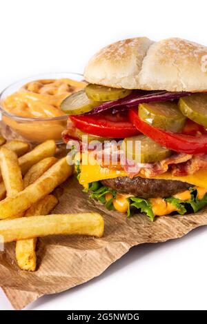 Rindfleisch-Burger mit Käse, Speck und pommes frites isoliert auf weißem Hintergrund Stockfoto