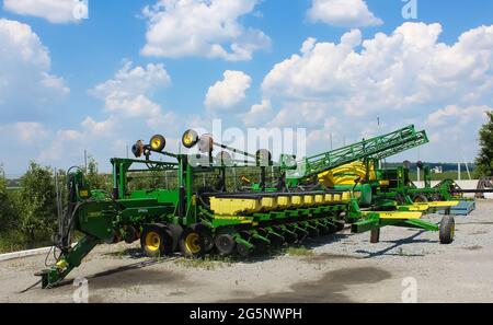 Kiew, Ukraine - 28. Juni 2020: Große moderne Hochpräzisionssämaschine JOHN DEERE Maxemarge-XP am 28. Juni 2020 auf der Straße in Kiew, Ukraine. Landmaschinen in der Ukraine. Stockfoto