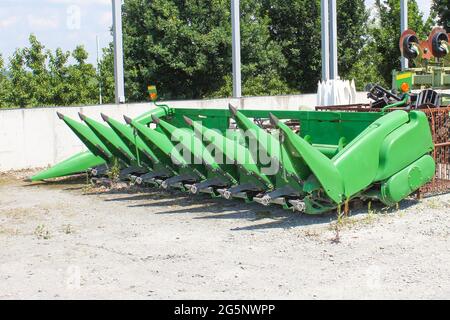 Kiew, Ukraine - 28. Juni 2020: Großernter John Deere am 28. Juni 2020 auf der Straße in Kiew, Ukraine. Landmaschinen in der Ukraine. Stockfoto