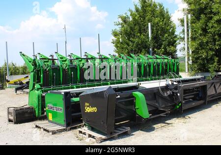 Kiew, Ukraine - 28. Juni 2020: Großernter John Deere am 28. Juni 2020 auf der Straße in Kiew, Ukraine. Landmaschinen in der Ukraine. Stockfoto