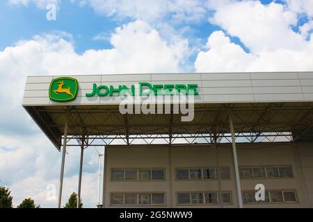 Kiew, Ukraine – 24. August 2020: John Deere-Logo am 24. August 2020 im Geschäft auf der Straße in Kiew, Ukraine Stockfoto