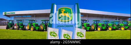 Kiew, Ukraine - 24. August 2020: Die leistungsstarken Traktoren im John Deer-Geschäft in Kiew, Ukraine, am 16. Juni 2020. Reihe brandneuer John Deere-Traktoren vor dem Laden des örtlichen Konsortiums, Ausstellung der neuesten landwirtschaftlichen Maschinen. Stockfoto