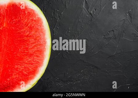 Scheibe Wassermelone-Set, auf schwarzem dunklen Stein-Tischhintergrund, Draufsicht flach liegend, mit Platz für Text Stockfoto