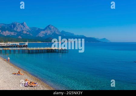 Kemer, Antalya, Türkei - 11. Mai 2021: Panorama des Strandes in erster Linie in Kemer, Antalya, Türkei Stockfoto