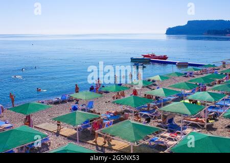 Kemer, Antalya, Türkei - 11. Mai 2021: Panorama des Strandes in erster Linie in Kemer, Antalya, Türkei Stockfoto