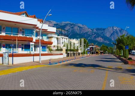 Kemer, Antalya, Türkei - 11. Mai 2021: Straße und Straße in Kemer, Antalya, Türkei mit Geschäften, Palmen und Hotels Stockfoto