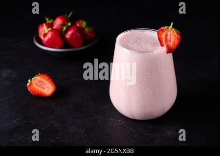 Beliebtes traditionelles Lassi Erfrischungsgetränk mit Joghurt, Mango, Wasser, Gewürzen und Eis. Löscht den Durst perfekt Stockfoto