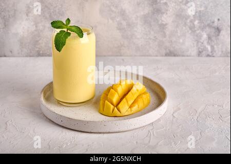 Lassi ist ein beliebtes, traditionelles Erfrischungsgetränk mit Joghurt, Mango, Wasser, Gewürzen und Eis. Speicherplatz kopieren Stockfoto