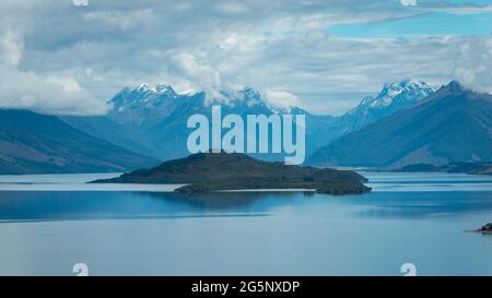 Blick vom Bennets Bluff Lookout über den Lake Wakatipu, Pig Island und Pigeon Island und Mt Aspiring National Park. Mt Creighton, Queenstown Lakes distric Stockfoto