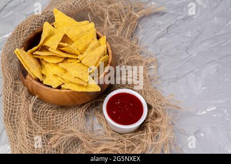 Mexikanische Sauce Nachos hausgemachte knusprige Mais-Tortilla-Chips. Stockfoto