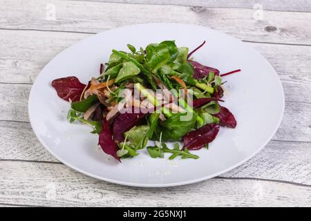 Gemischter Salat mit Fleisch und gekochten Spargel Stockfoto