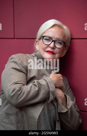 Köln, Deutschland. Juni 2021. Angelika MILSTER in einer Gastrolle bei UNTER UNS, die Saengerin und Schauspielerin als Gaststar in der Rolle von Hilde Müller. Auf den ersten Blick eine sehr charmante, gutherzige Oma, die gerne auf der Bank in der Sonne sitzt und Tauben füttert: Aber alles ist eine Fassade! In Wirklichkeit führt sie ein doppeltes kriminelles Leben. Porträt, Porträt, Porträt, Einzelbild beschnitten, Einzelbild, Einzelbild, Im Hintergrund der Wesen. UNTER UNS in den MMC Studios Köln, Fotosession am 24. Juni 2021 in Köln, Übertragung vom 22. September 2021 auf RTL, Quelle: dpa/Alamy Live News Stockfoto