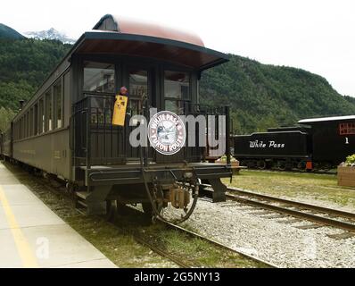 Skagway, USA - 1. Juli 2010: Alaska White Pass und Yukon Route Train am Bahnhof in Skagway Stockfoto