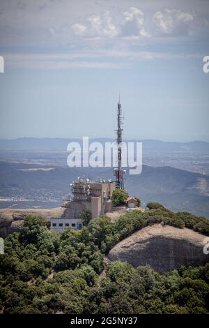 Mobilfunkturm (Basisstation oder Basisfunkstation) auf dem Gipfel des Montserrat, Berg, Katalonien, Spanien. Blick von oben. Luftaufnahme. Stockfoto