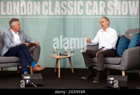 TIFF Needell diskutiert auf der London Classic Car Show 2021 mit Graham Earl auf der Talks Theatre Stage über 135 Jahre Fahrzeugdesign Stockfoto