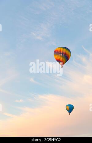 Zwei Heißluftballons am Himmel Stockfoto