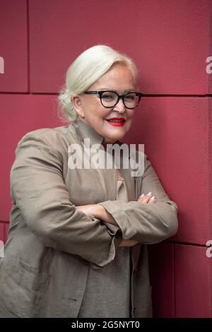 Köln, Deutschland. Juni 2021. Angelika MILSTER in einer Gastrolle bei UNTER UNS, die Saengerin und Schauspielerin als Gaststar in der Rolle von Hilde Müller. Auf den ersten Blick eine sehr charmante, gutherzige Oma, die gerne auf der Bank in der Sonne sitzt und Tauben füttert: Aber alles ist eine Fassade! In Wirklichkeit führt sie ein doppeltes kriminelles Leben. Porträt, Porträt, Porträt, Einzelbild beschnitten, Einzelbild, Einzelbild, Im Hintergrund der Wesen. UNTER UNS in den MMC Studios Köln, Fotosession am 24. Juni 2021 in Köln, Übertragung vom 22. September 2021 auf RTL, Quelle: dpa/Alamy Live News Stockfoto